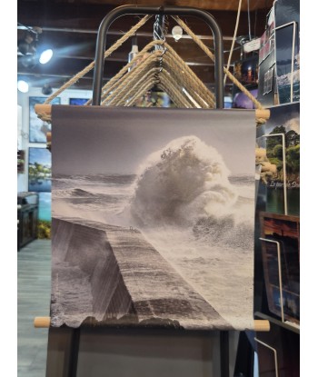 Kakemono Doëlan, vague sur la digue en noir et blanc – 45 × 50 cm