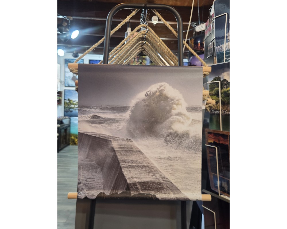 Kakemono Doëlan, vague sur la digue en noir et blanc – 45 × 50 cm