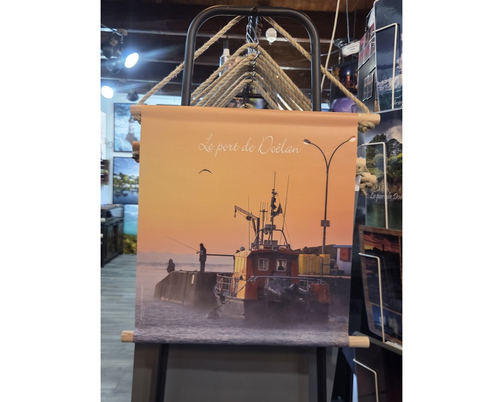 Kakemono Doëlan, bateau de pêche dans la lumière orangée – 45 × 50 cm