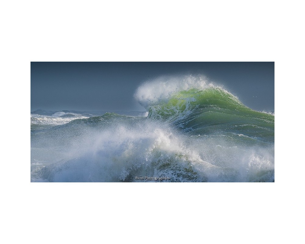 Vague turquoise qui s'enroule à Lesconil