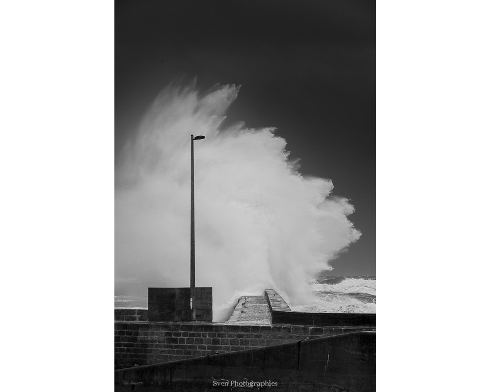 Tempête Ingrid, gerbe derrière le lampadaire de Lomener — N&B