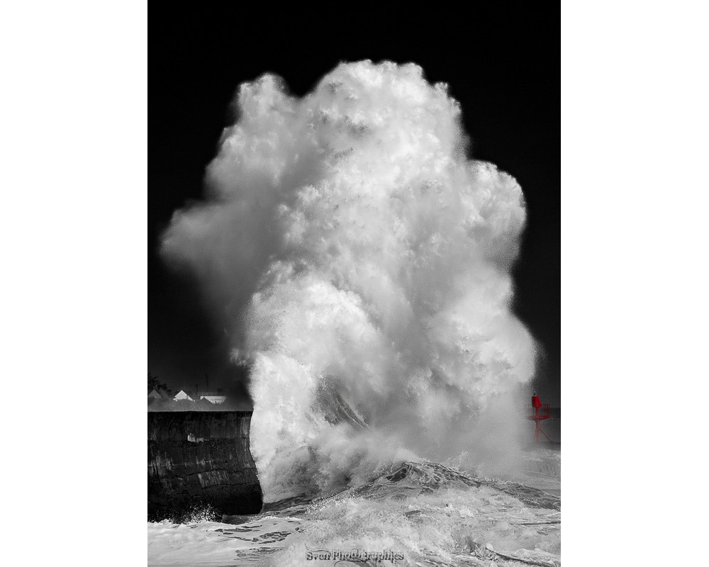 Tempête Joseph, explosion d'écume sur la jetée de Lesconil