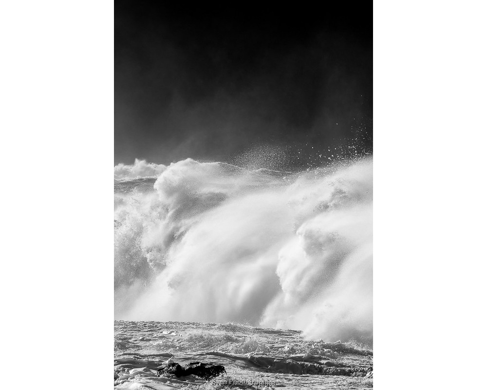 Tempête Joseph, mer en furie à Lesconil — noir et blanc