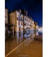 Quimperlé — Rue noyée, facades de pierre dorées dans la nuit de crue