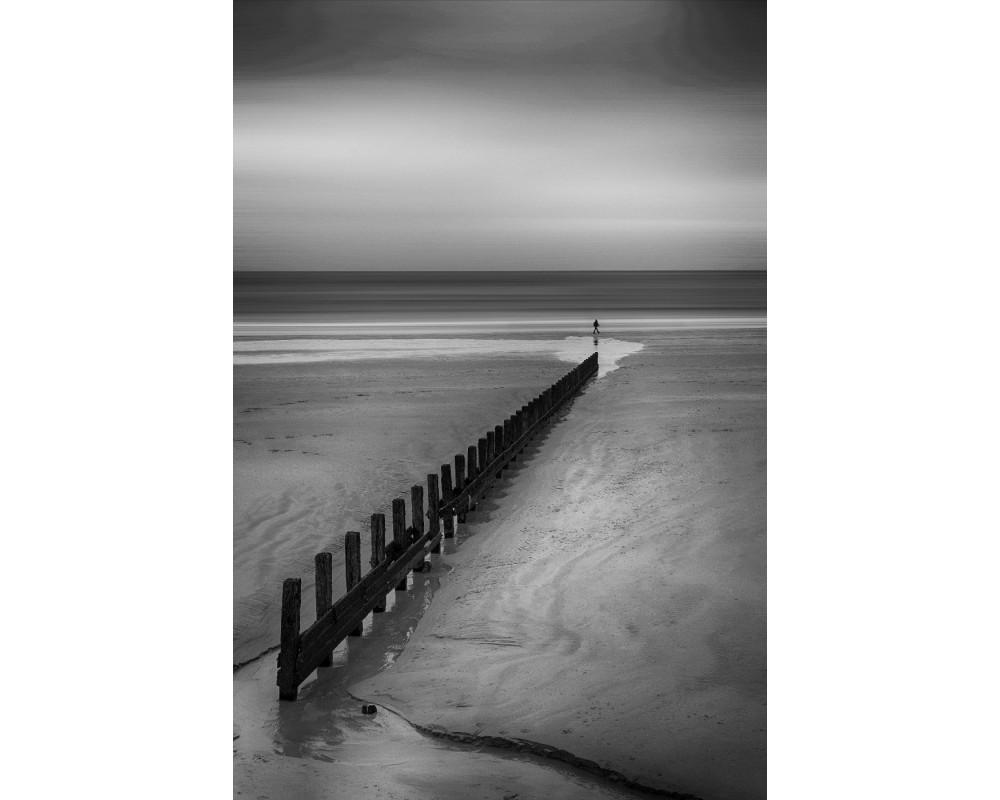 Rochebonne à marée basse, rangée de pieux vers la mer — noir et blanc