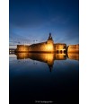 Concarneau — tour de l'horloge en reflet sur le port la nuit