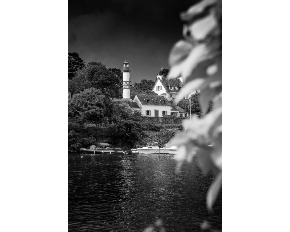 Phare de Doëlan entre les feuillages — noir et blanc