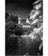 Phare de Doëlan entre les feuillages — noir et blanc