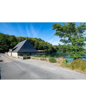 Le Hénan — moulin en pierre...