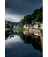 Quimperlé — reflets des façades dans la rivière sous ciel d'orage