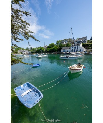 Barques bleues et voilier...