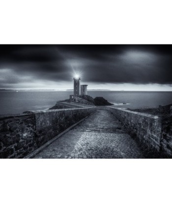 Phare du Petit Minou allumé sous un ciel d'orage — noir et blanc