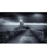 Phare du Petit Minou allumé sous un ciel d'orage — noir et blanc