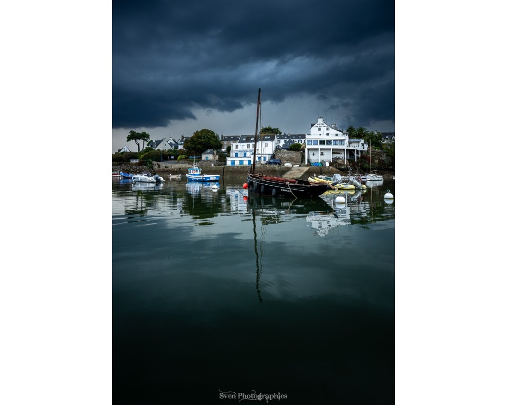 Reflets sous l'orage sur le port de Doëlan – Bretagne