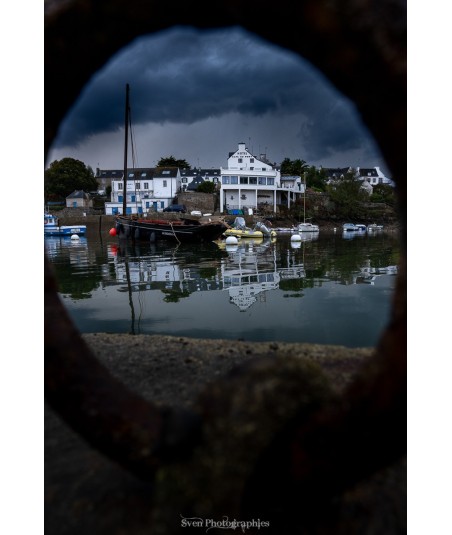 Port de Doëlan encadré par un anneau d'amarrage – Jour d'orage