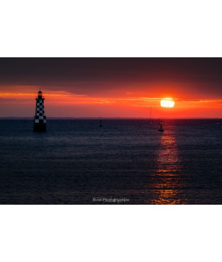 Phare des Perdrix au lever du soleil – disque solaire et ciel embrasé