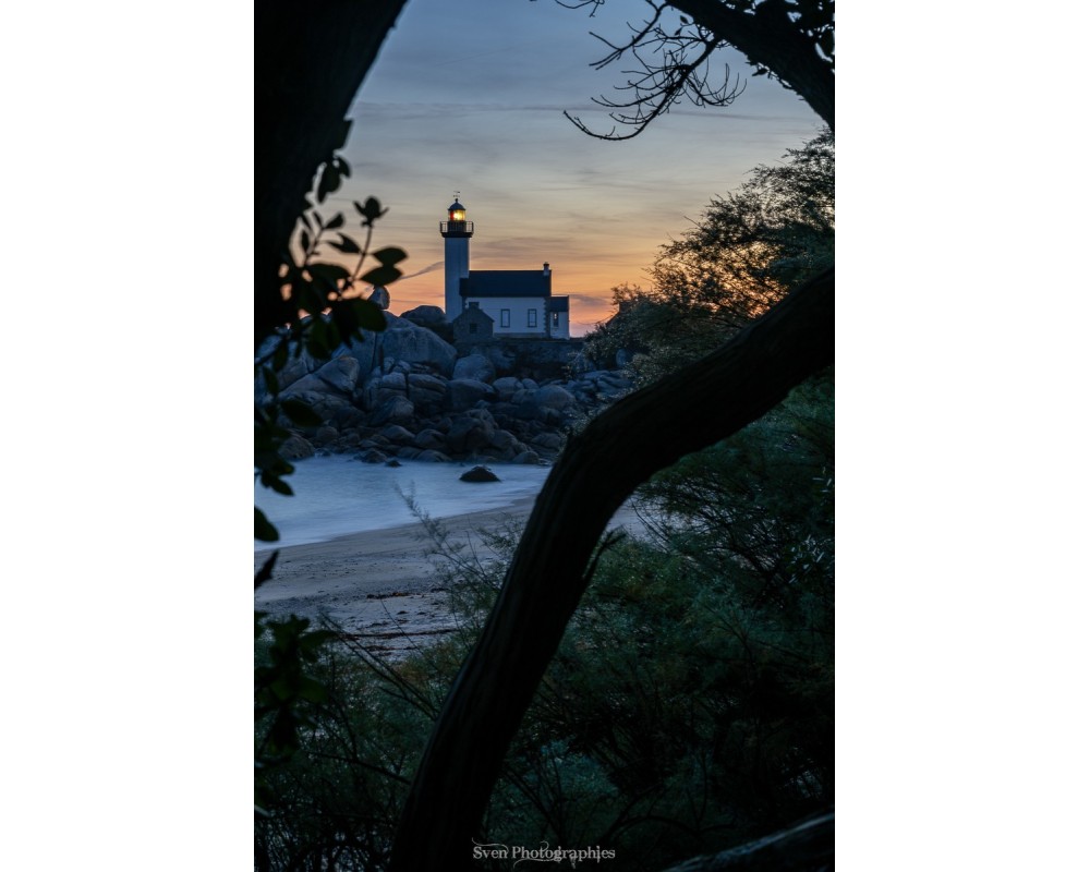 Phare de Pontusval au lever du soleil – cadrage végétal et plage
