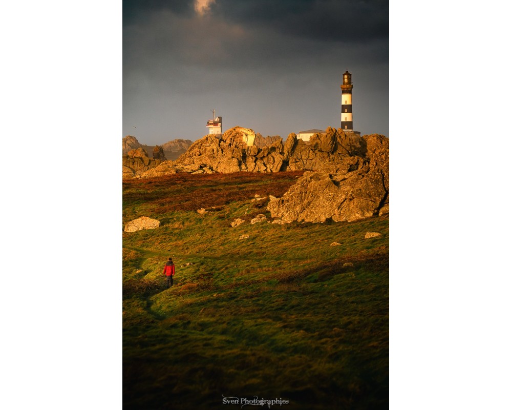 Phare du Créac'h sous lumière dorée – silhouette rouge, Ouessant