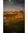 Phare du Créac'h sous lumière dorée – silhouette rouge, Ouessant