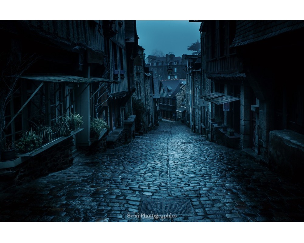 Rue du Jerzual à l'heure bleue – pavés et maisons médiévales, Dinan