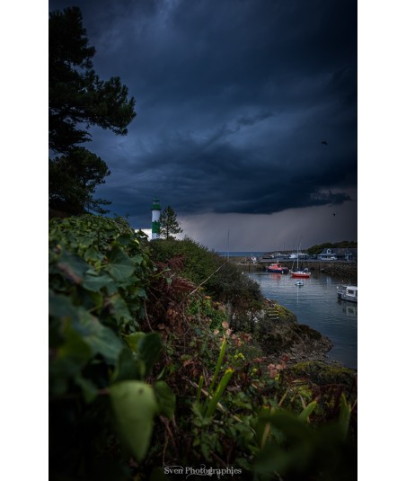 Port de Doëlan sous l'orage – phare vert et blanc, végétation, bateaux