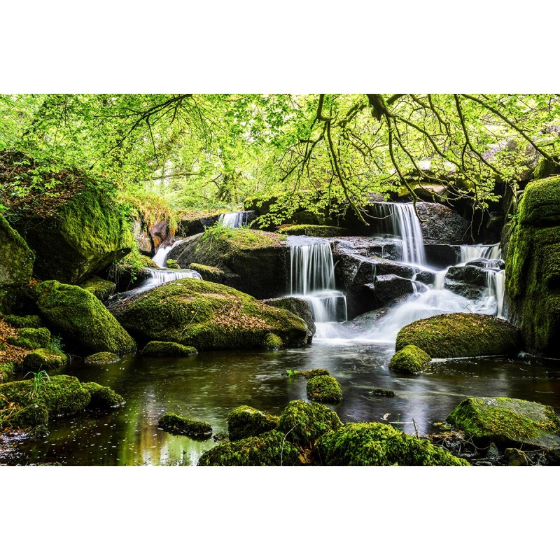Cascade de Saint-Herbot au printemps, rochers moussus et eau filée
