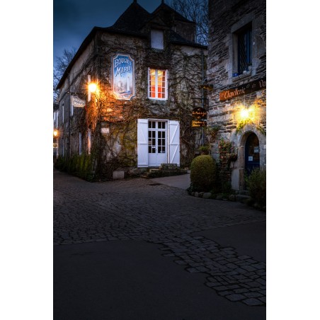 Rochefort-en-Terre, maison couverte de vigne au crépuscule
