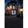 Rochefort-en-Terre, maison couverte de vigne au crépuscule