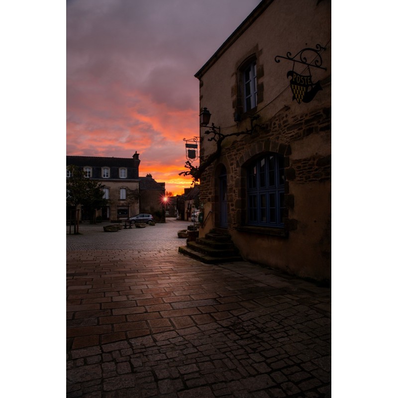 Rochefort-en-Terre, enseigne de la Poste au soleil couchant