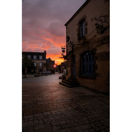 Rochefort-en-Terre, enseigne de la Poste au soleil couchant