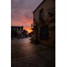 Rochefort-en-Terre, enseigne de la Poste au soleil couchant