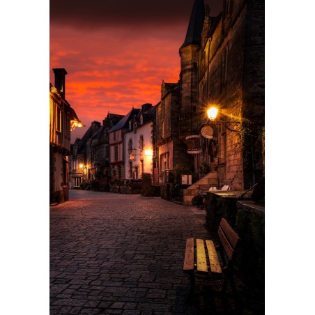 Rochefort-en-Terre, ruelle et lanternes sous le ciel rouge