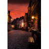 Rochefort-en-Terre, ruelle et lanternes sous le ciel rouge