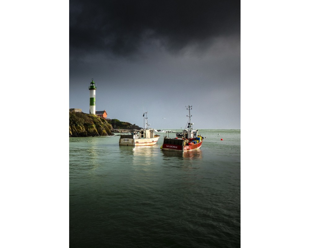Phare de Doëlan et deux bateaux de pêche sous l'orage