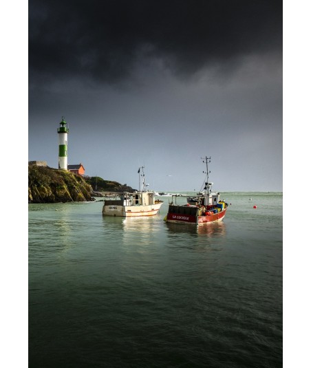 Phare de Doëlan et deux bateaux de pêche sous l'orage