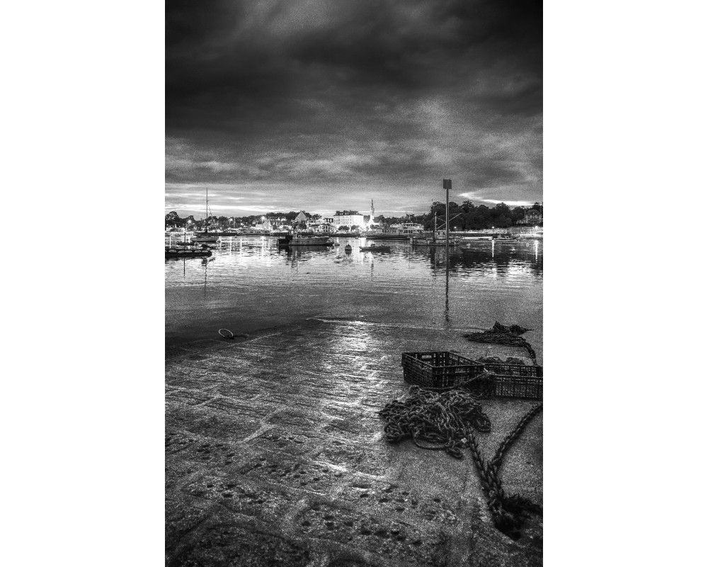 Port de Sainte-Marine en noir et blanc — bateaux et reflets