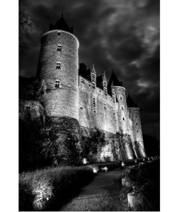 Château de Josselin la nuit — tours et remparts en noir et blanc