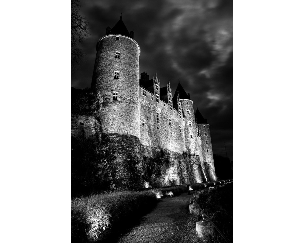 Château de Josselin la nuit — tours et remparts en noir et blanc