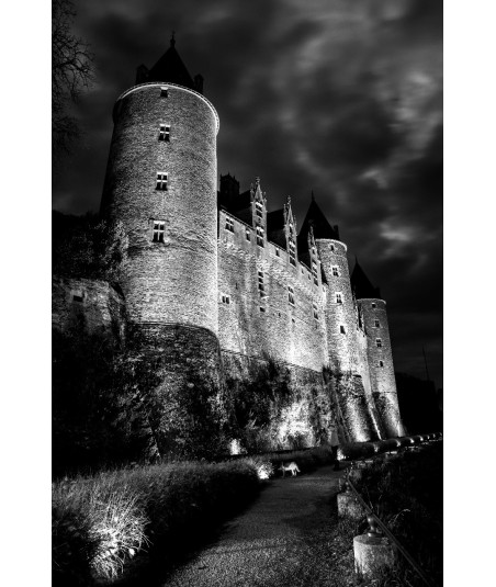 Château de Josselin la nuit — tours et remparts en noir et blanc
