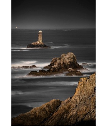 Phare de la Vieille en pose longue — raz de Sein en noir et blanc