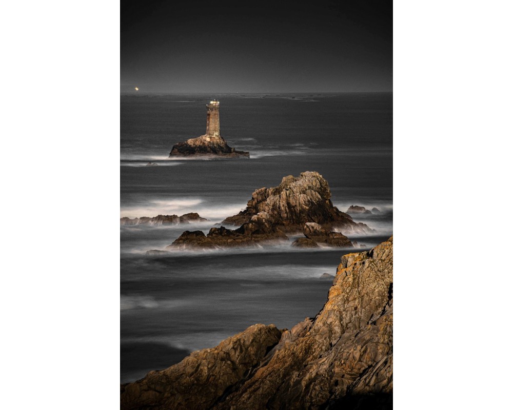 Phare de la Vieille en pose longue — raz de Sein en noir et blanc
