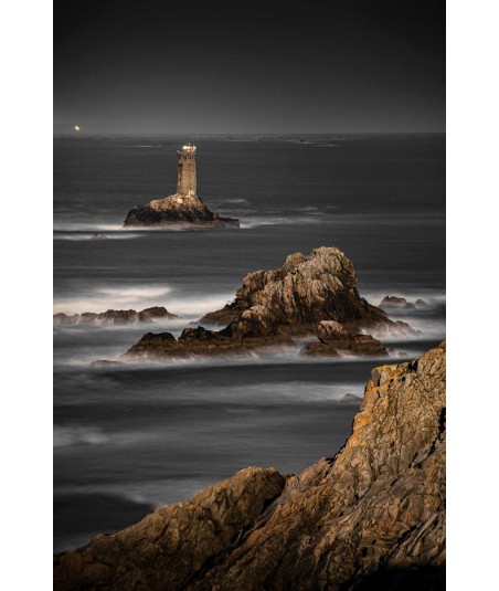 Phare de la Vieille en pose longue — raz de Sein en noir et blanc