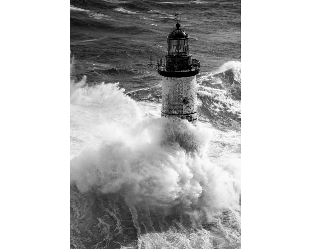 Phare d'Ar-Men dans la tempête — vue aérienne en noir et blanc