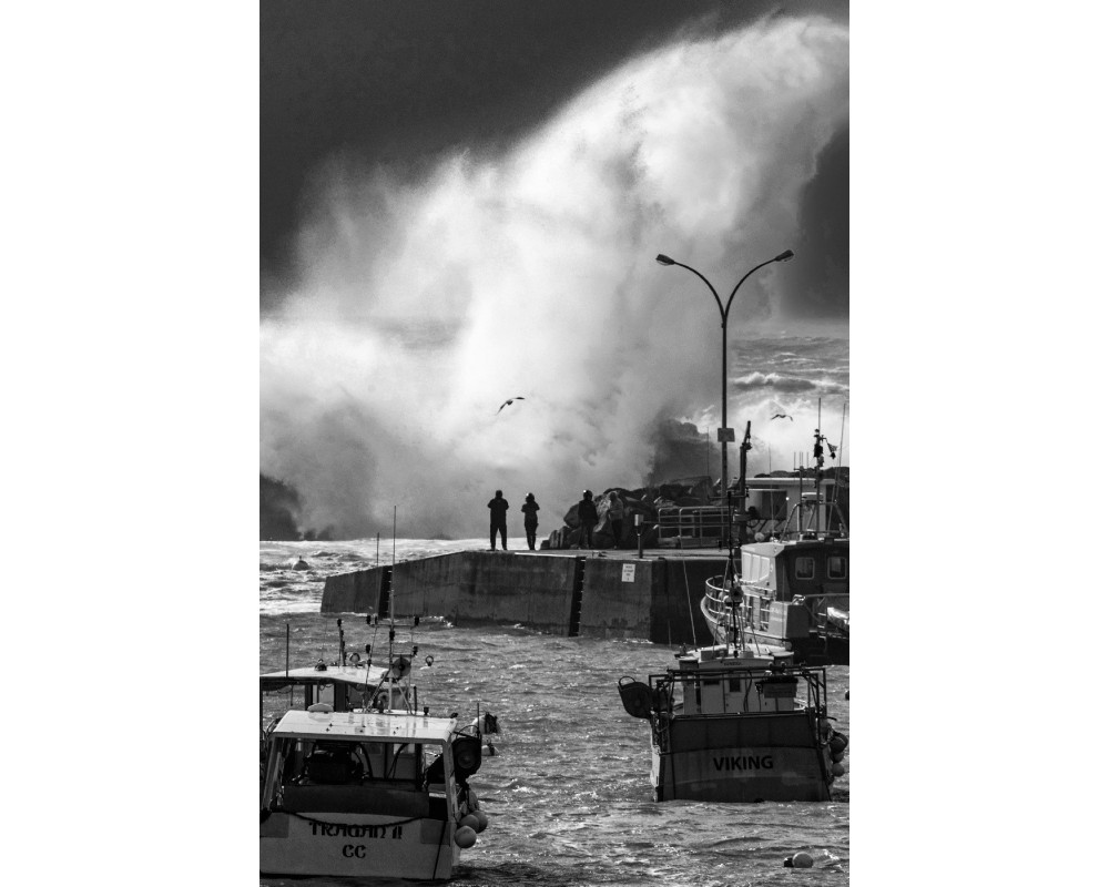 Doëlan, tempête sur la digue — promeneurs face aux embruns