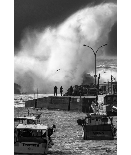 Doëlan, tempête sur la digue — promeneurs face aux embruns
