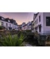 Pont-Aven — canal et façades au crépuscule mauve