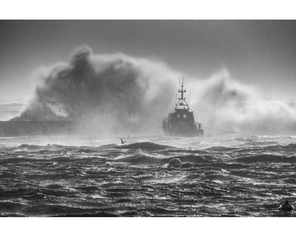 Tempête sur la digue du Conquet — gerbes d'écume en noir et blanc