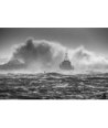 Tempête sur la digue du Conquet — gerbes d'écume en noir et blanc