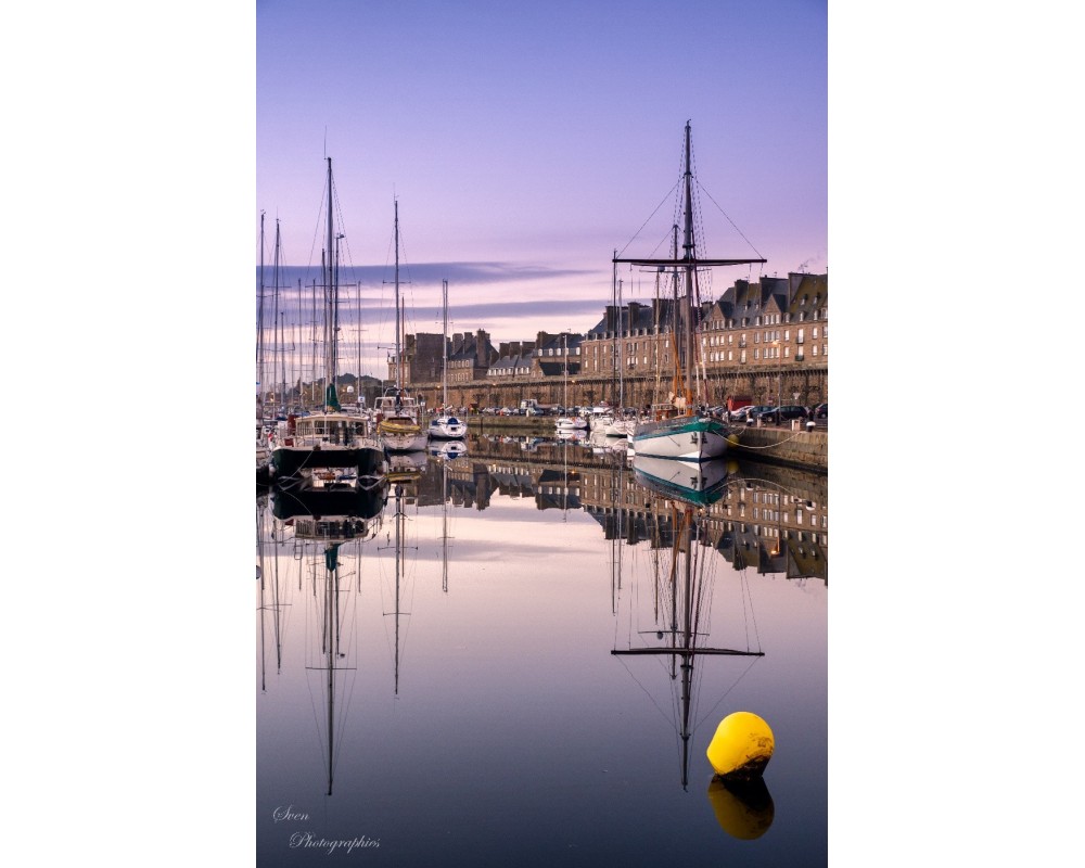 Port de Saint-Malo au crépuscule, mâts et bouée jaune