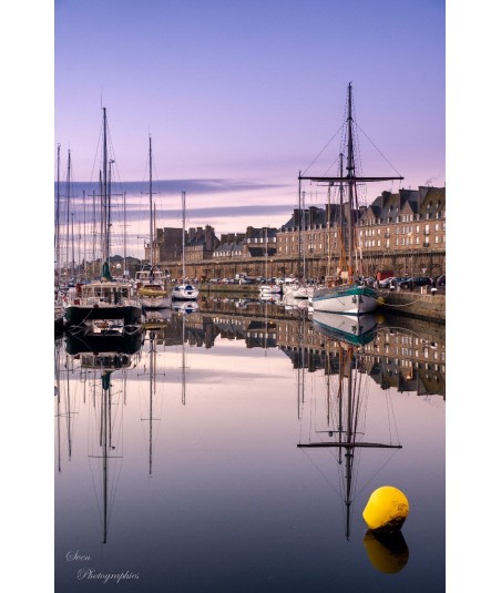 Port de Saint-Malo au crépuscule, mâts et bouée jaune